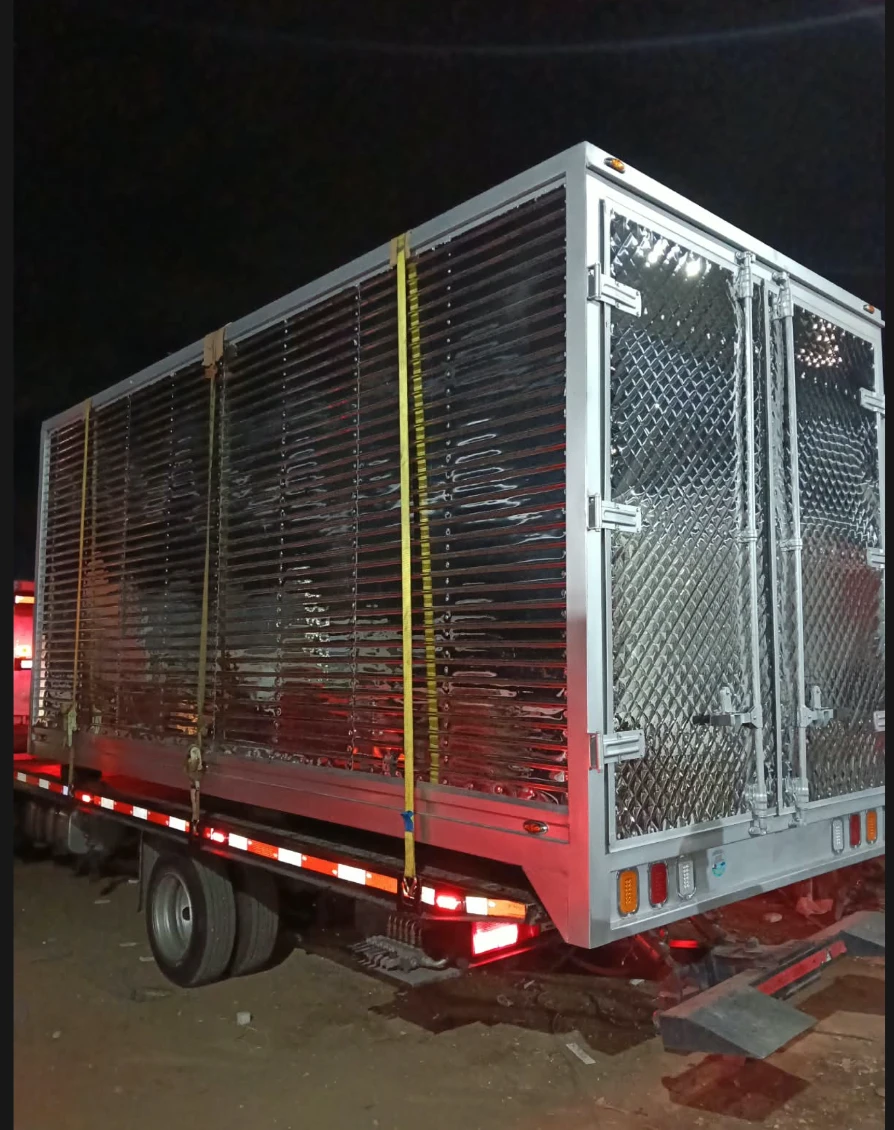 Furgón de aluminio tipo persiana con puertas traseras en lámina alfajor